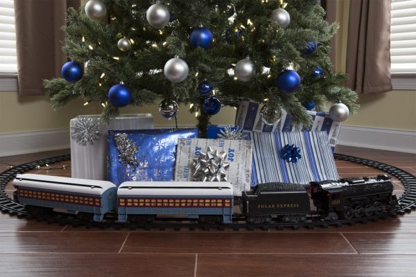 The Polar Express Ready-to-Play Train Set (Battery-Operated 28-piece) - Image 11