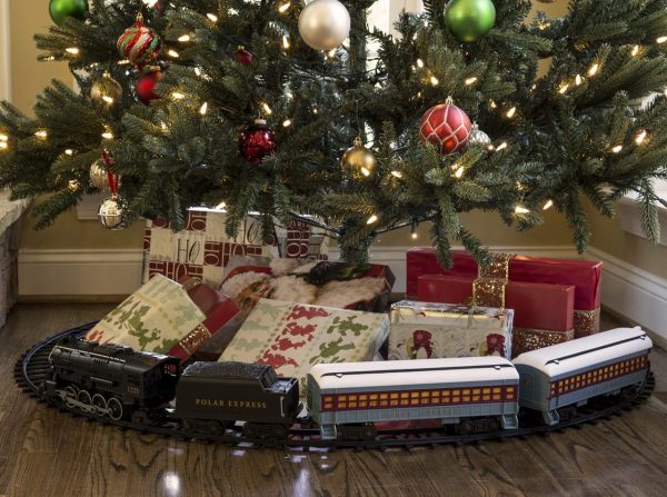 The Polar Express Ready-to-Play Train Set (Battery-Operated 28-piece) - Image 12