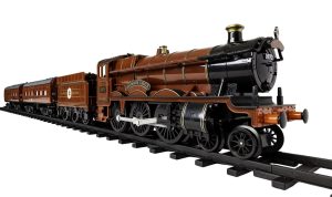 Hogwarts Express Ready-to-Play Train Set (Battery-Operated 28-piece)