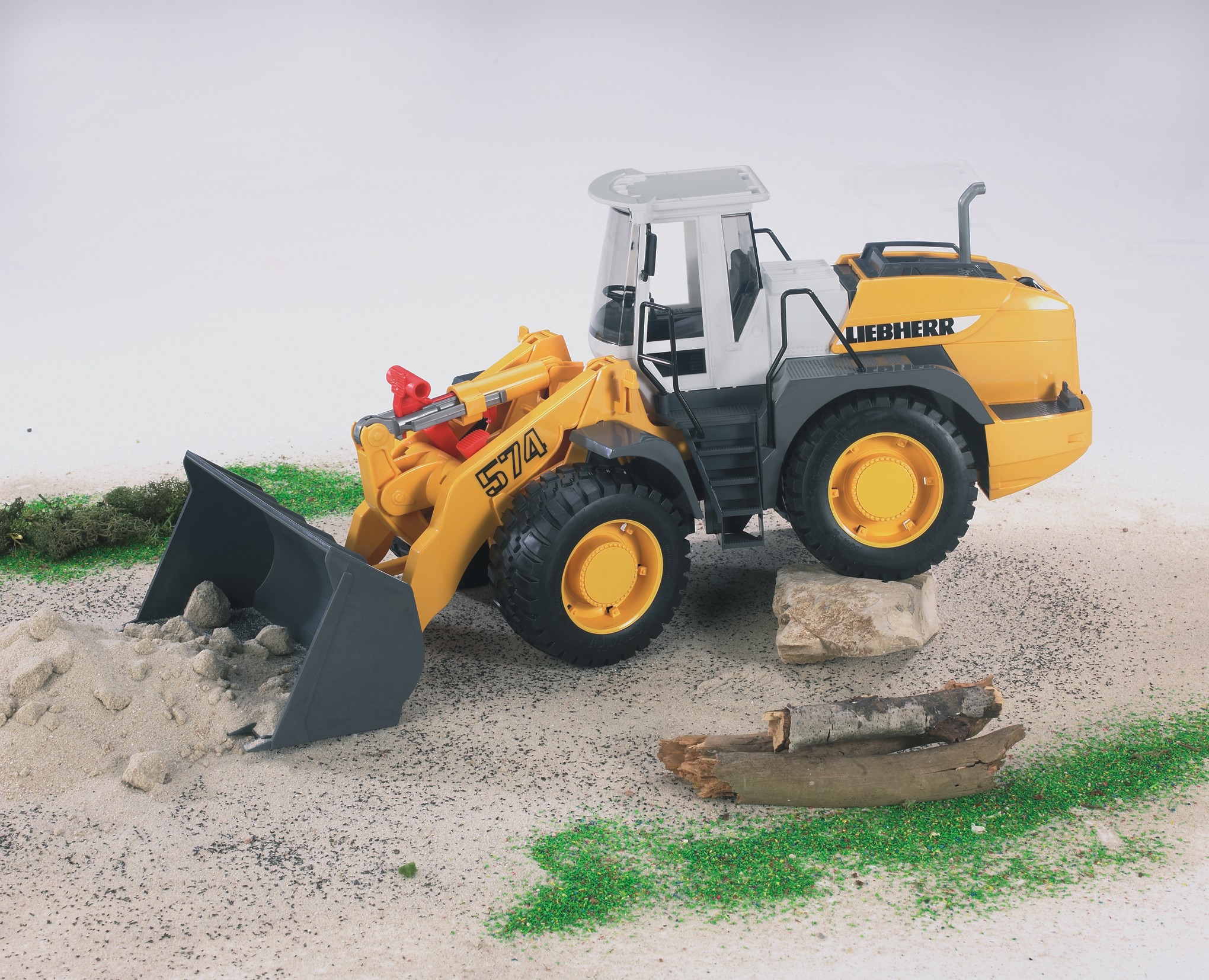 Liebherr L574 Articulated Road Loader Toy - Image 6
